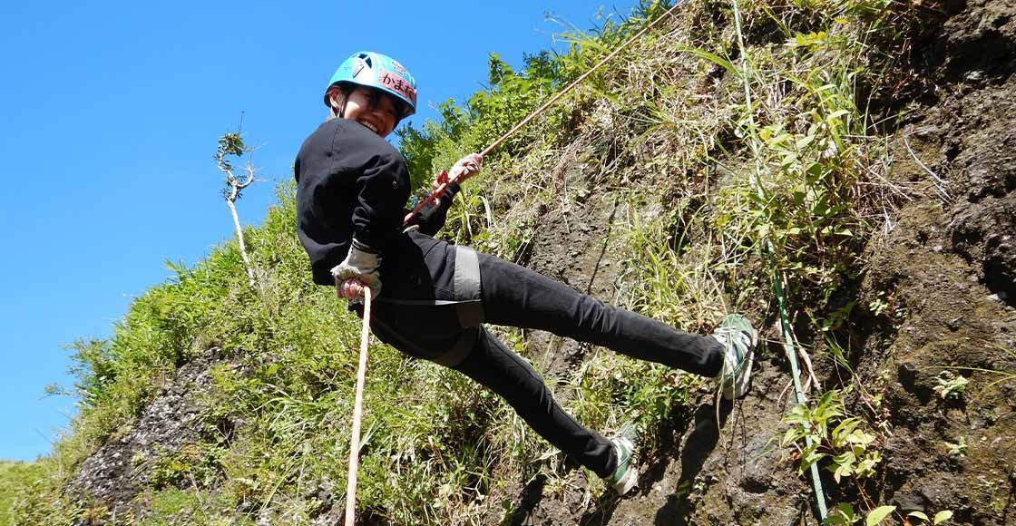 溶岩の壁でラペリング